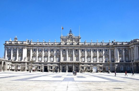 Madrid Royal Palace and Tourist Bus with Tapas