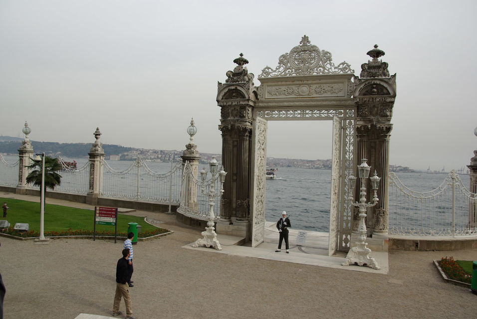 Istanbul: Dolmabahce Palace and Grand Bazaar Tour