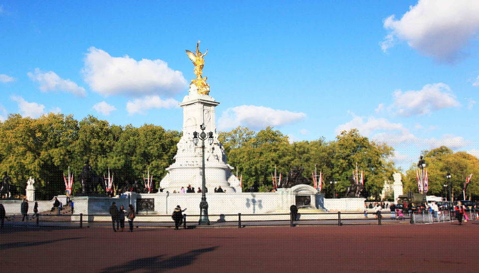 London: Changing of the Guard & Buckingham Palace Tour