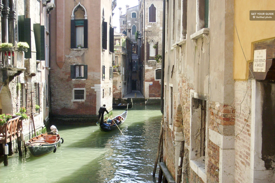Venice: 1.5-Hour Authentic Gondola Rowing Lesson