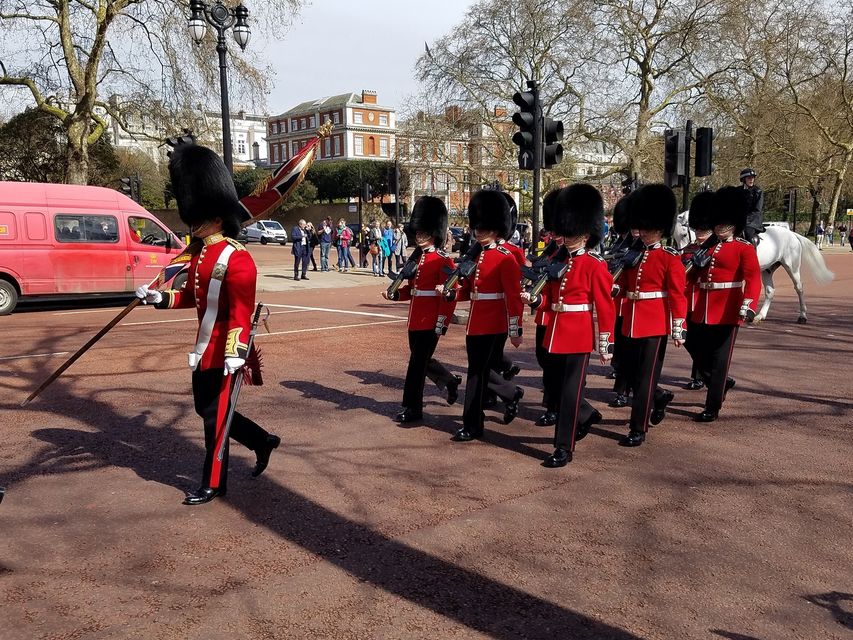 London: Changing of the Guard & Buckingham Palace Tour